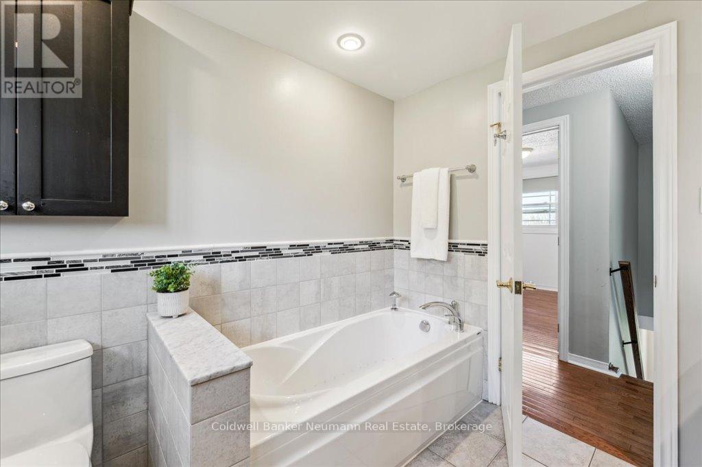 203 Elmira Road S, Guelph (Willow West/sugarbush/west Acres), Ontario  N1K 1R2 - Photo 29 - X12141313