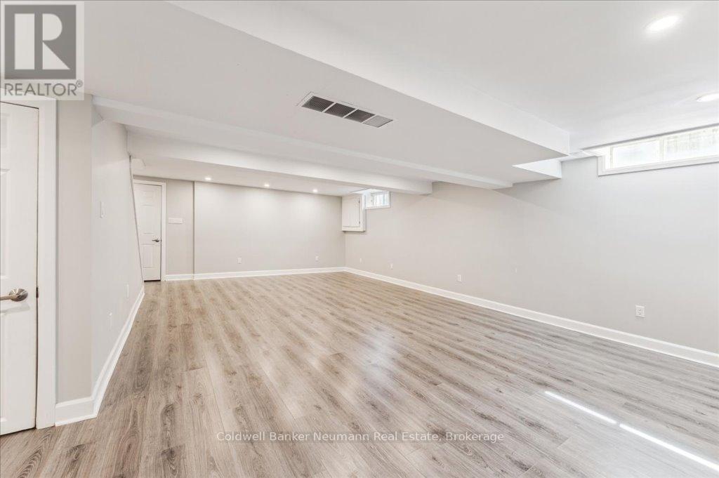 203 Elmira Road S, Guelph (Willow West/sugarbush/west Acres), Ontario  N1K 1R2 - Photo 32 - X12141313