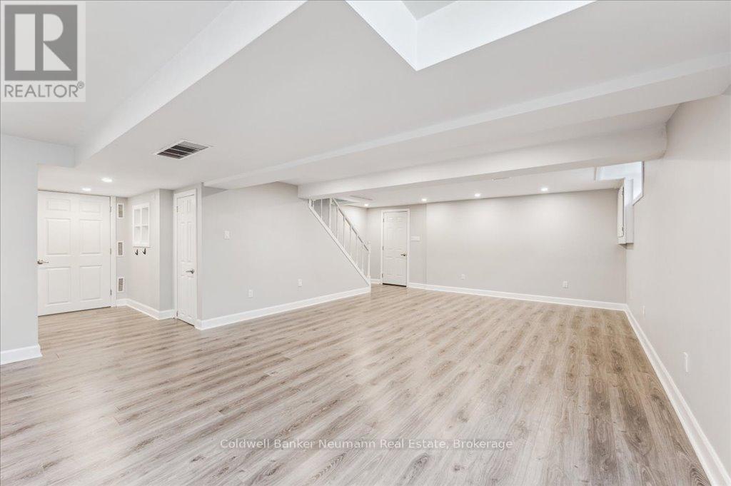203 Elmira Road S, Guelph (Willow West/sugarbush/west Acres), Ontario  N1K 1R2 - Photo 33 - X12141313