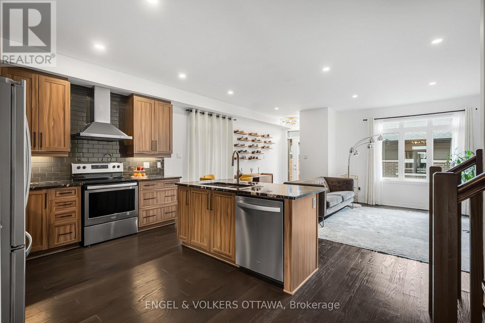 606 Mikinak Road, Ottawa, Ontario  K1K 3X7 - Photo 5 - X12141134