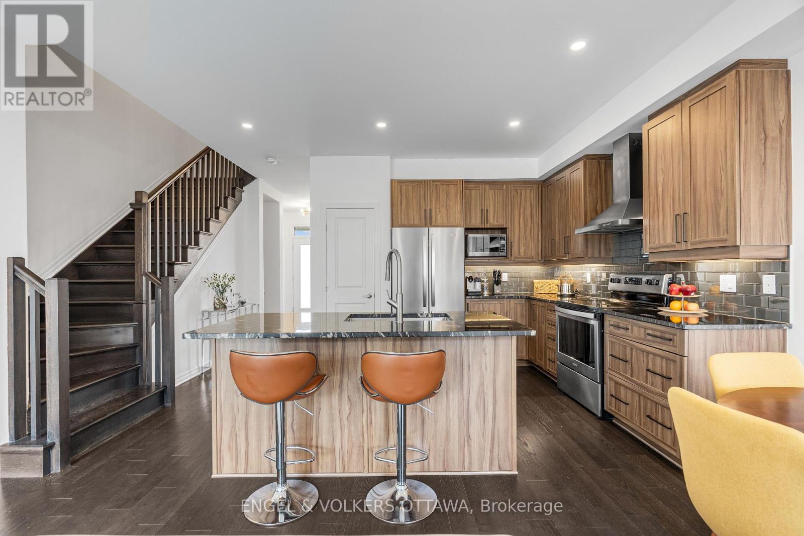 606 Mikinak Road, Ottawa, Ontario  K1K 3X7 - Photo 7 - X12141134