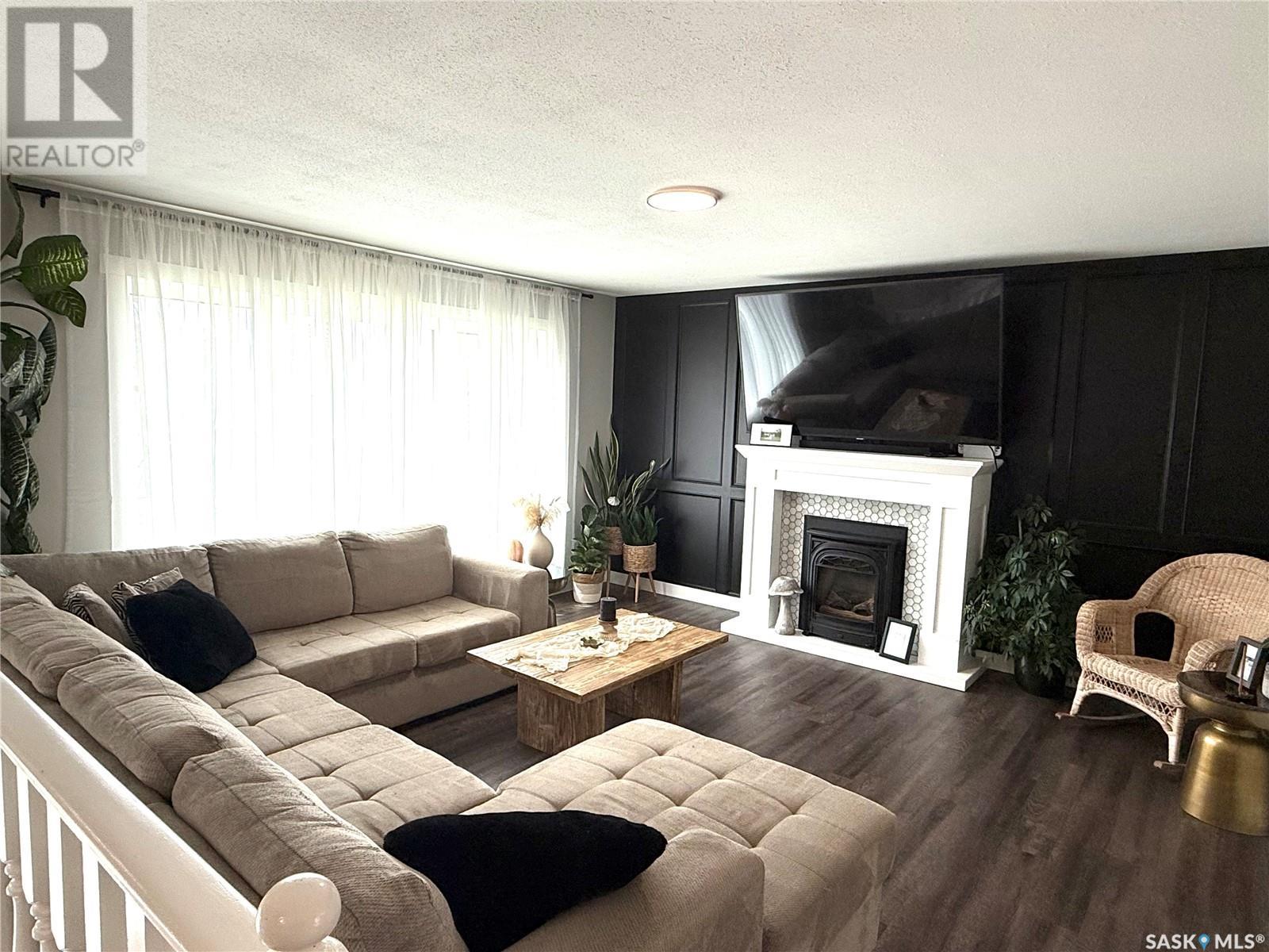 Property at 301 Neufeld AVENUE image 3