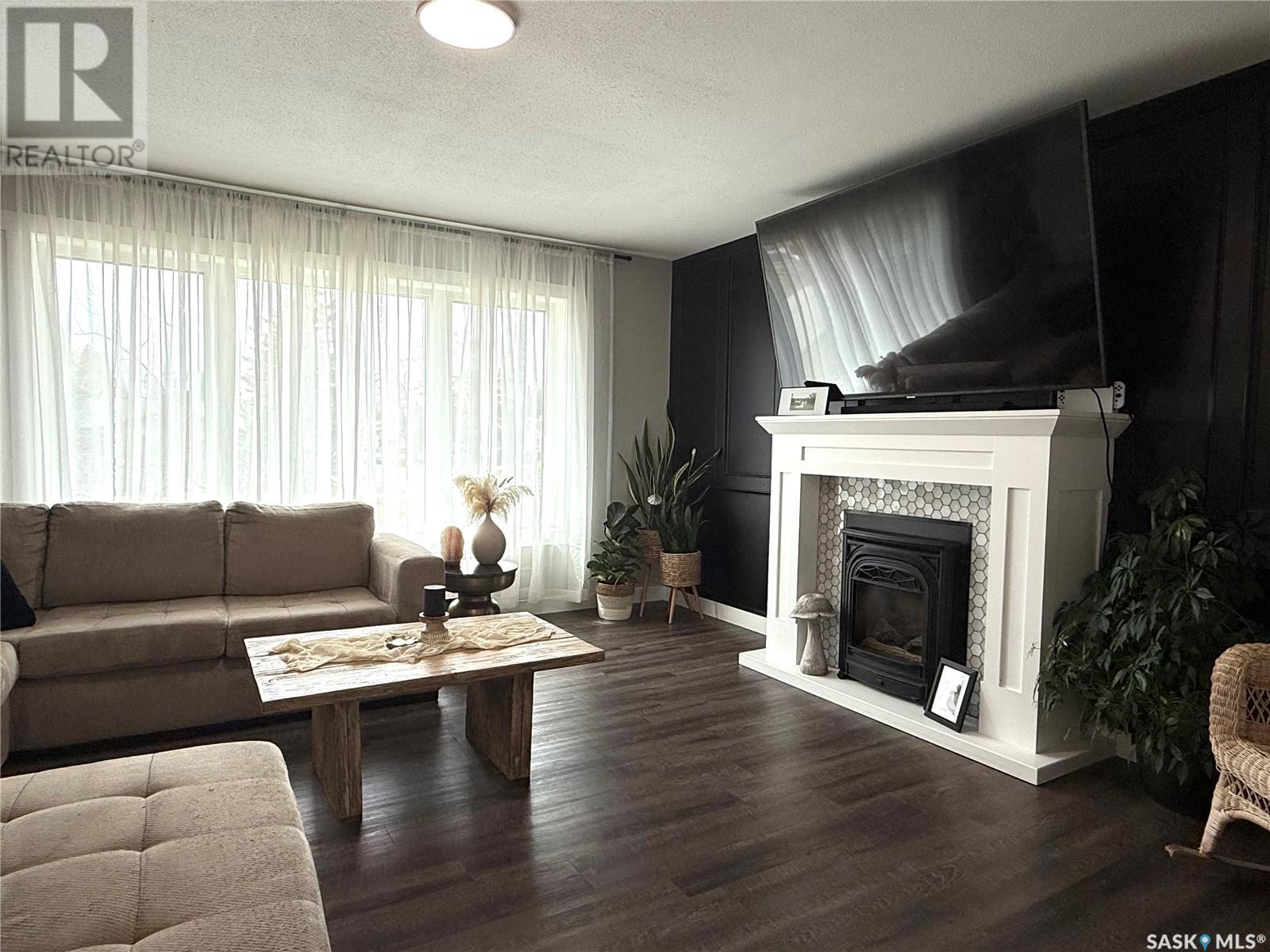 Property at 301 Neufeld AVENUE image 5