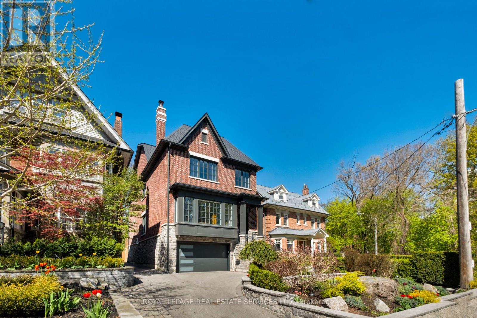 390 WALMER ROAD W, Toronto, Ontario