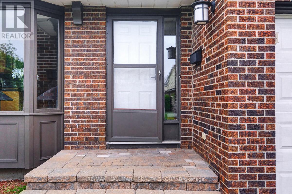 1047 Arrowhead Place, Ottawa, Ontario  K1C 2S5 - Photo 2 - X12141335