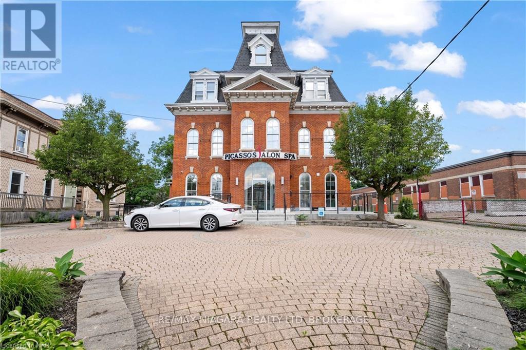 Upper - 15 Welland Avenue, St. Catharines, Ontario  L2R 2M1 - Photo 1 - X12141332