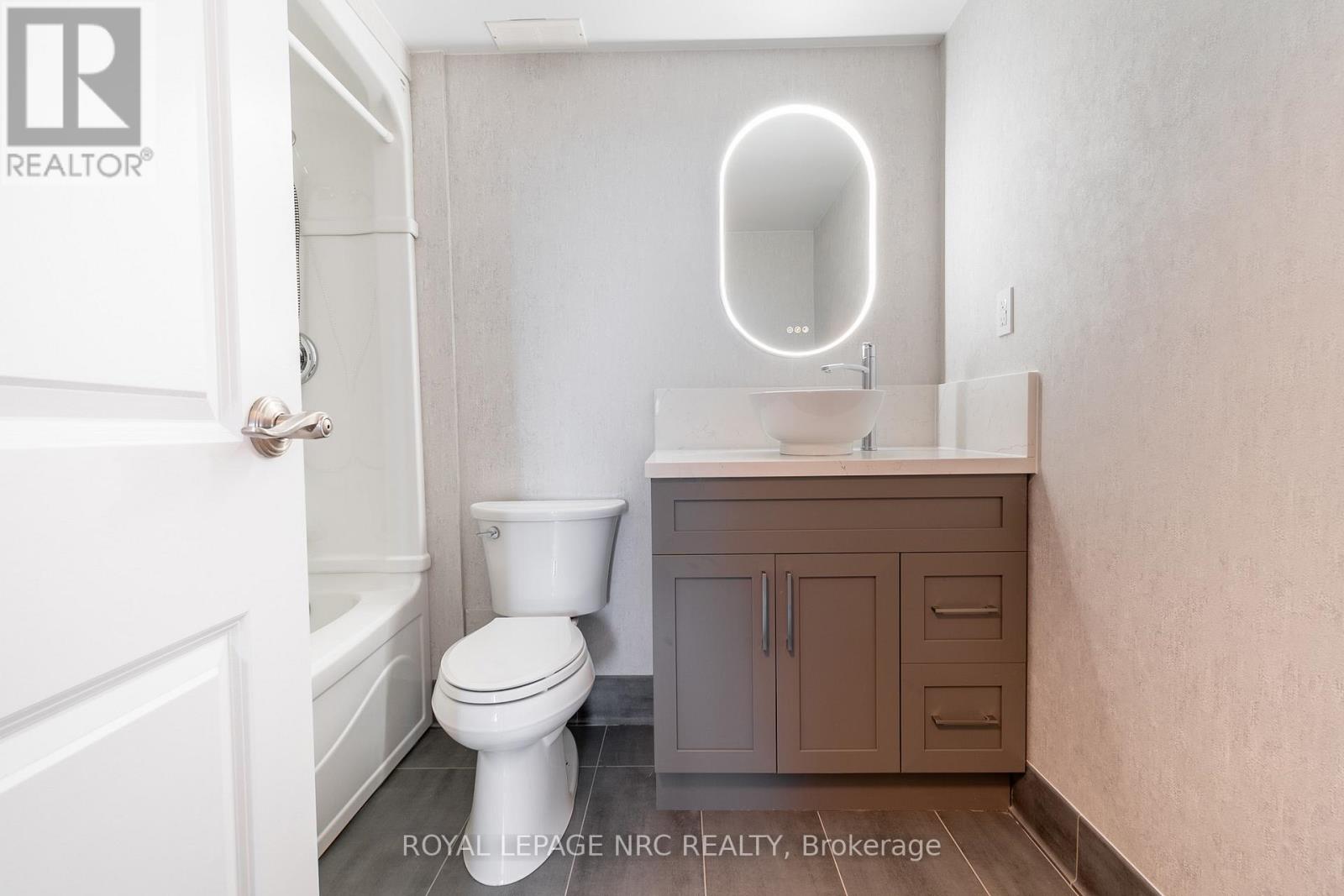 905 - 3955 Portage Road, Niagara Falls (Stamford), Ontario  L2J 3W2 - Photo 20 - X12141343