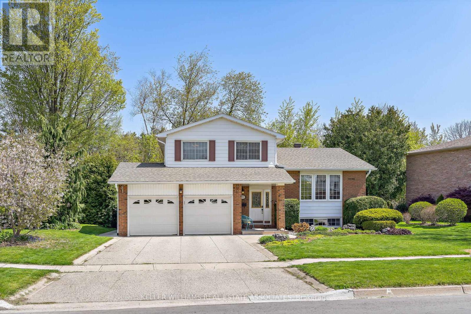 <div class="slider-price">$1,179,000</div><p>87 Mary Street, Halton Hills, Ontario</p>