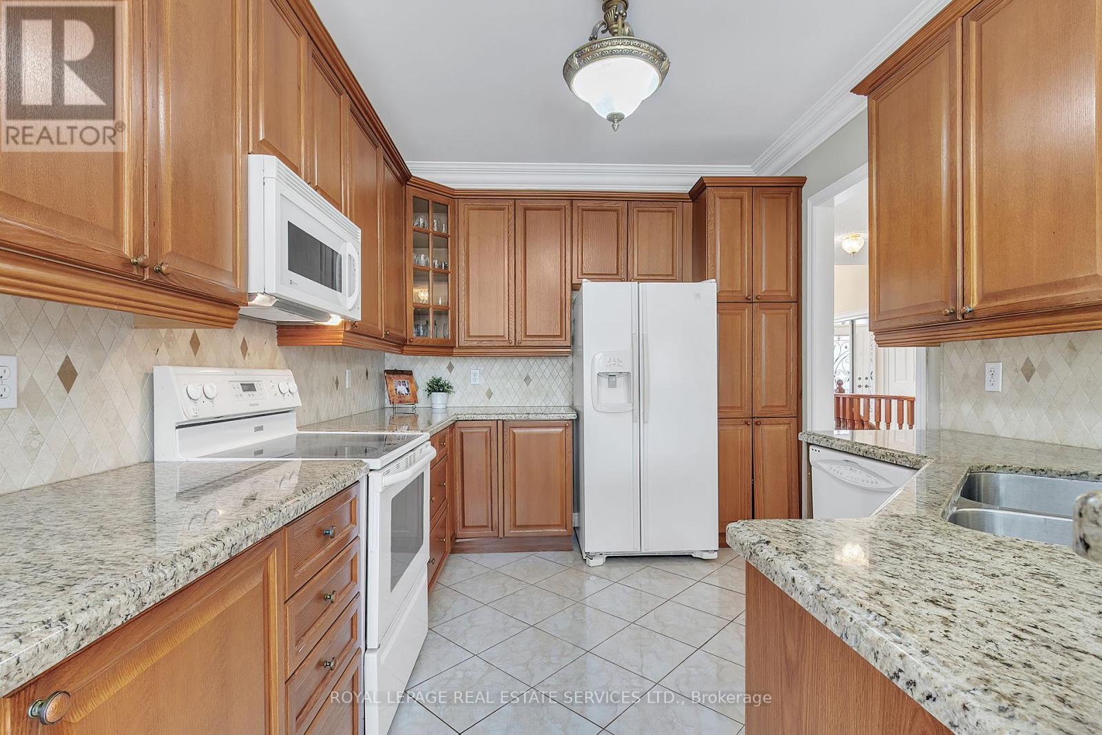 2444 Salcome Drive, Oakville, Ontario  L6H 7N5 - Photo 13 - W12141256