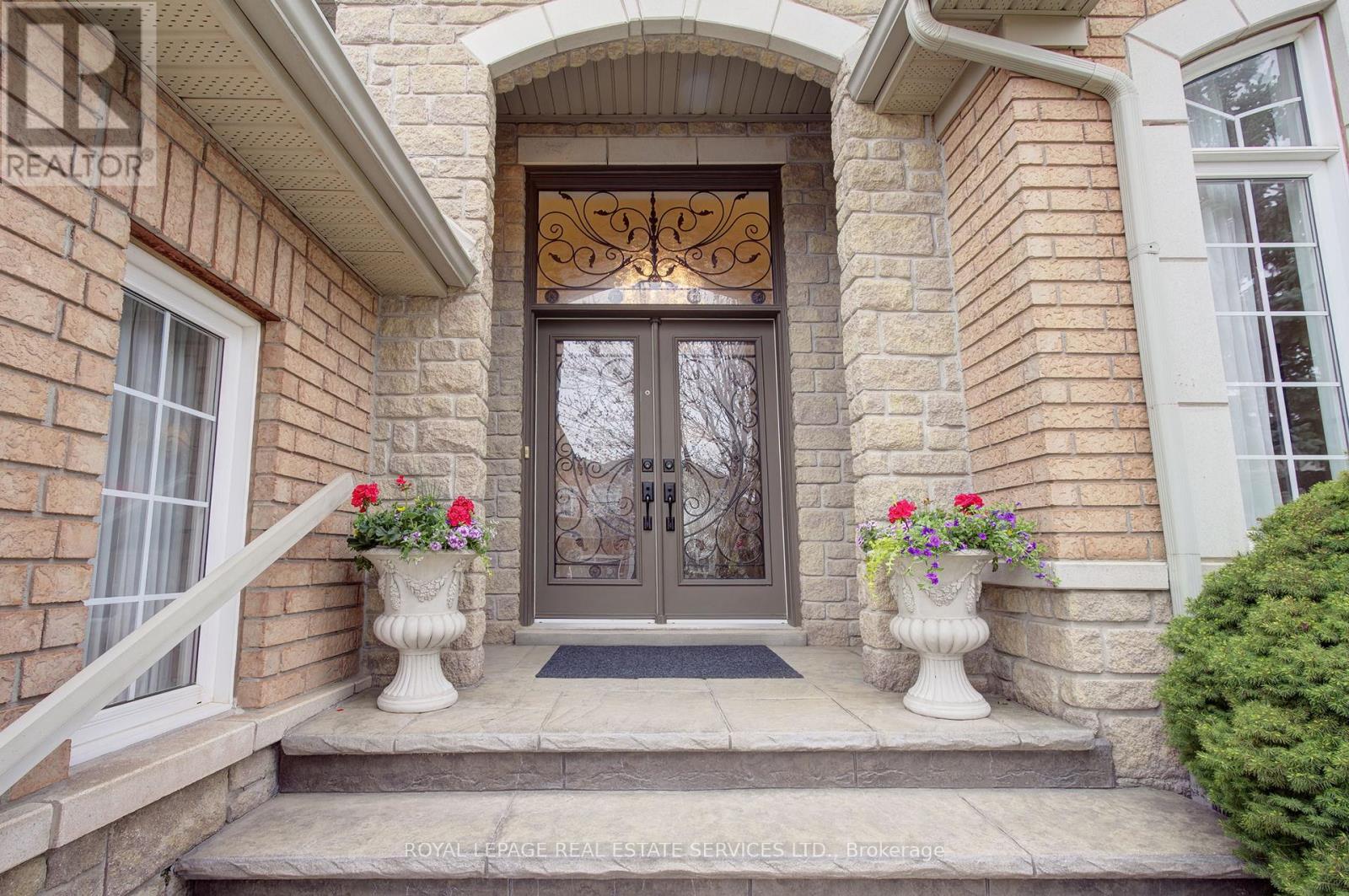 2444 Salcome Drive, Oakville, Ontario  L6H 7N5 - Photo 3 - W12141256