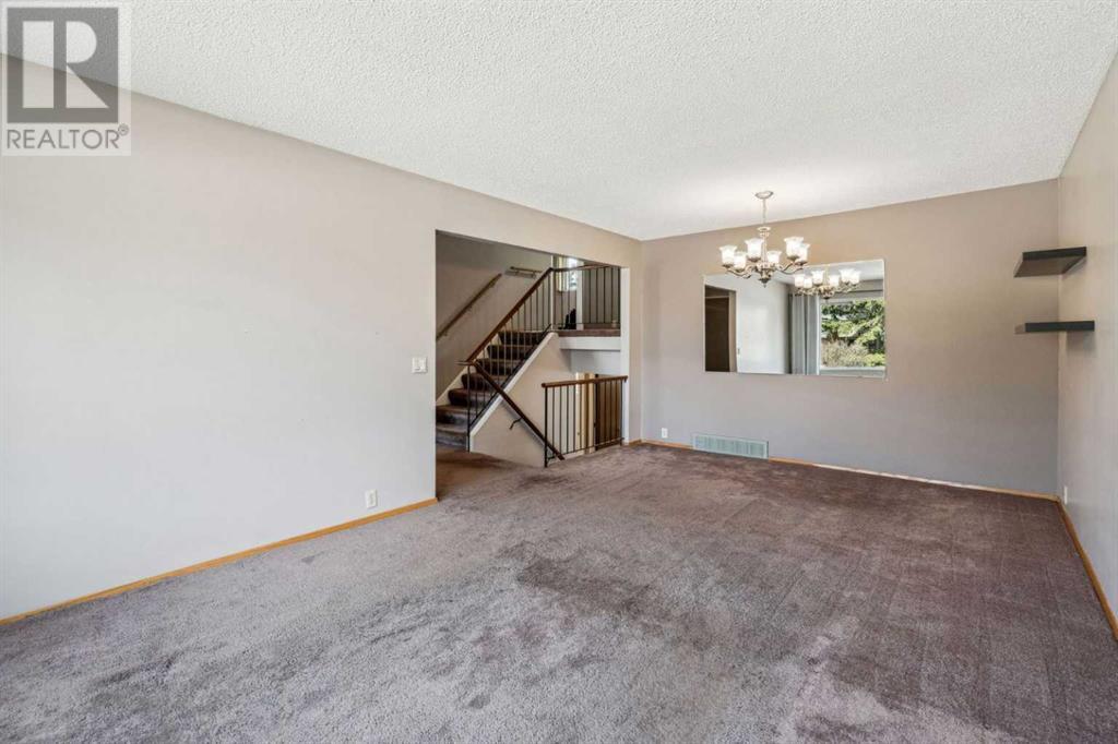 Property at 19 Coach Manor Rise SW image 4
