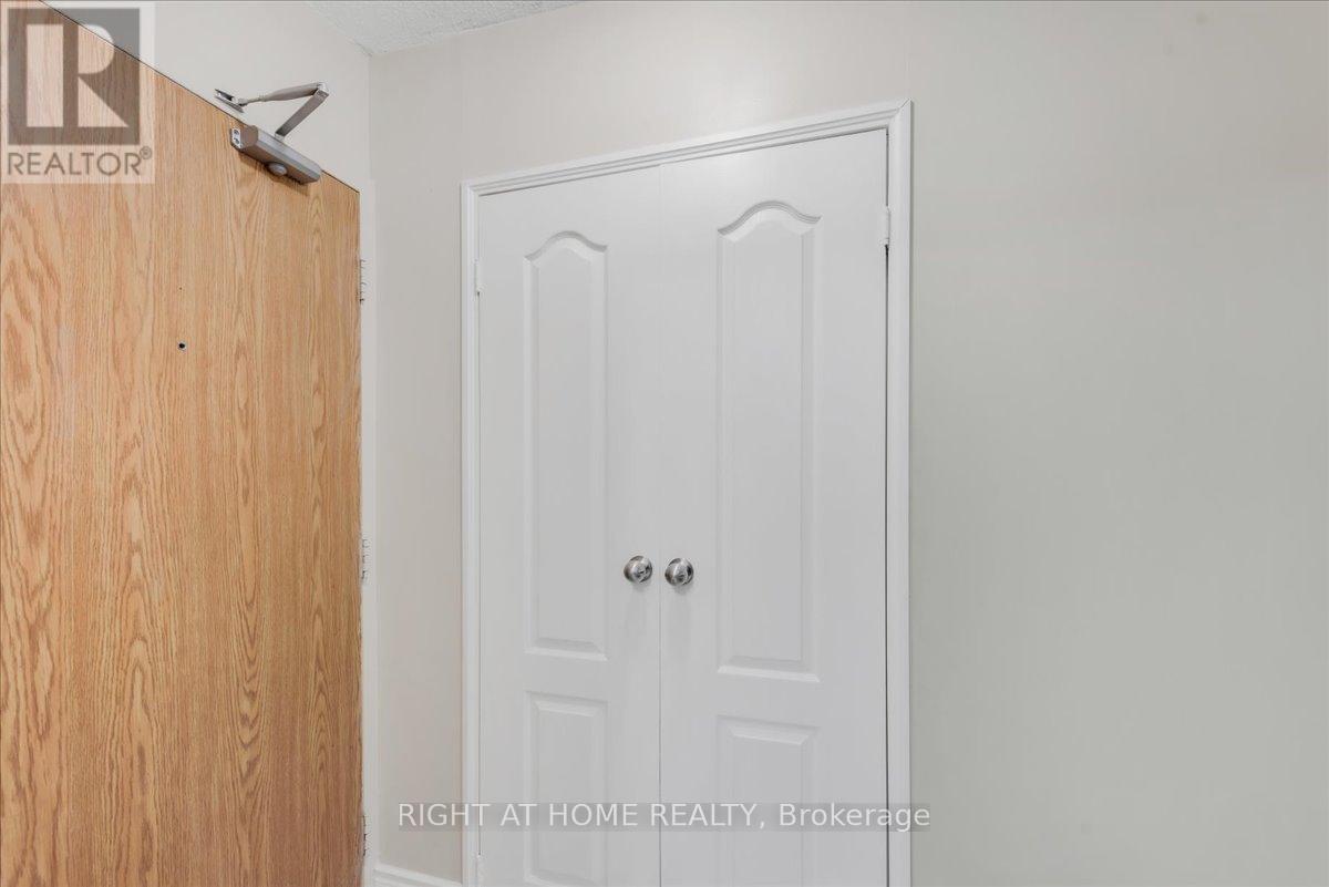 412 - 4 Lisa Street, Brampton, Ontario  L6T 4B6 - Photo 8 - W12139128