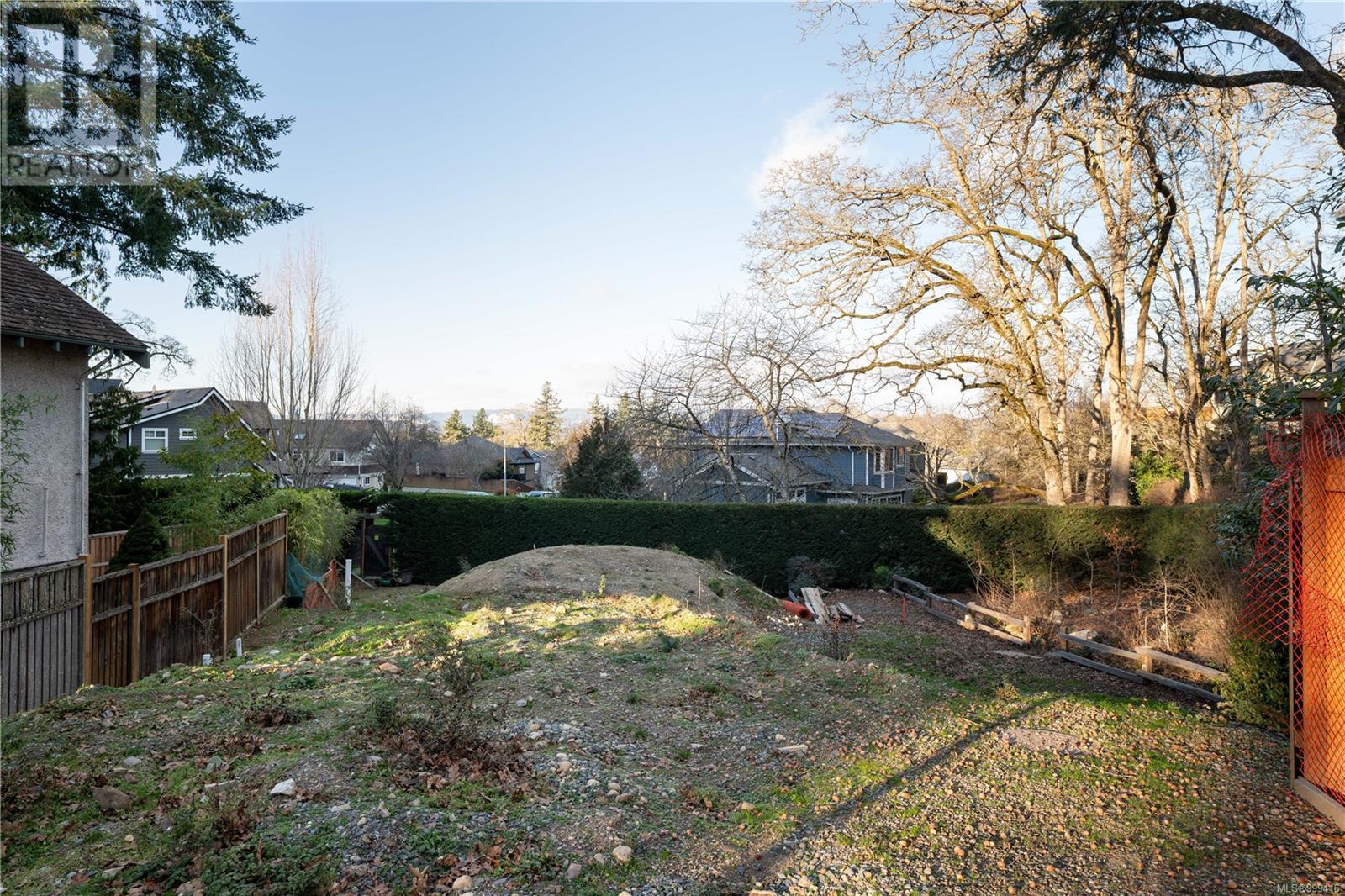 Property at 929 Woodhall Dr image 2