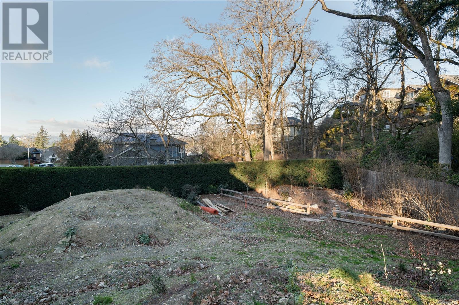 Property at 929 Woodhall Dr image 3