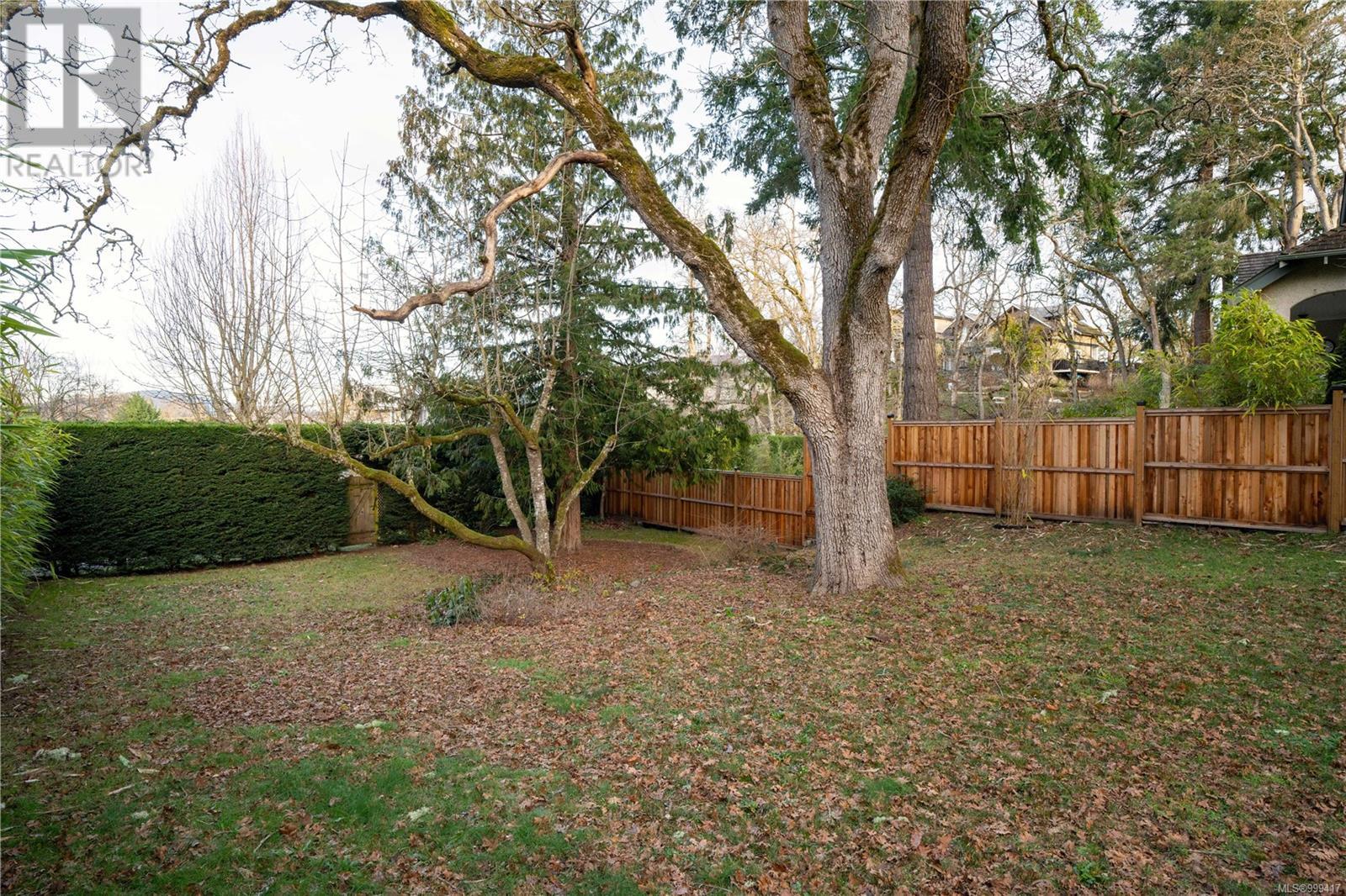 Property at 933 Woodhall Dr image 3