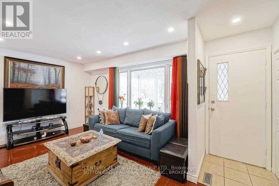 333 Neal Drive, Richmond Hill, Ontario  L4C 3L3 - Photo 5 - N12114176