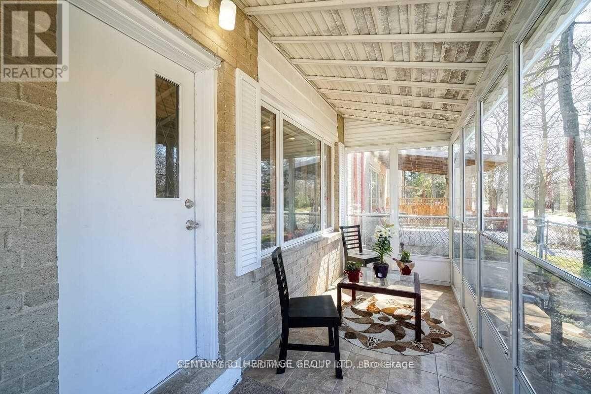 333 Neal Drive, Richmond Hill, Ontario  L4C 3L3 - Photo 2 - N12114176