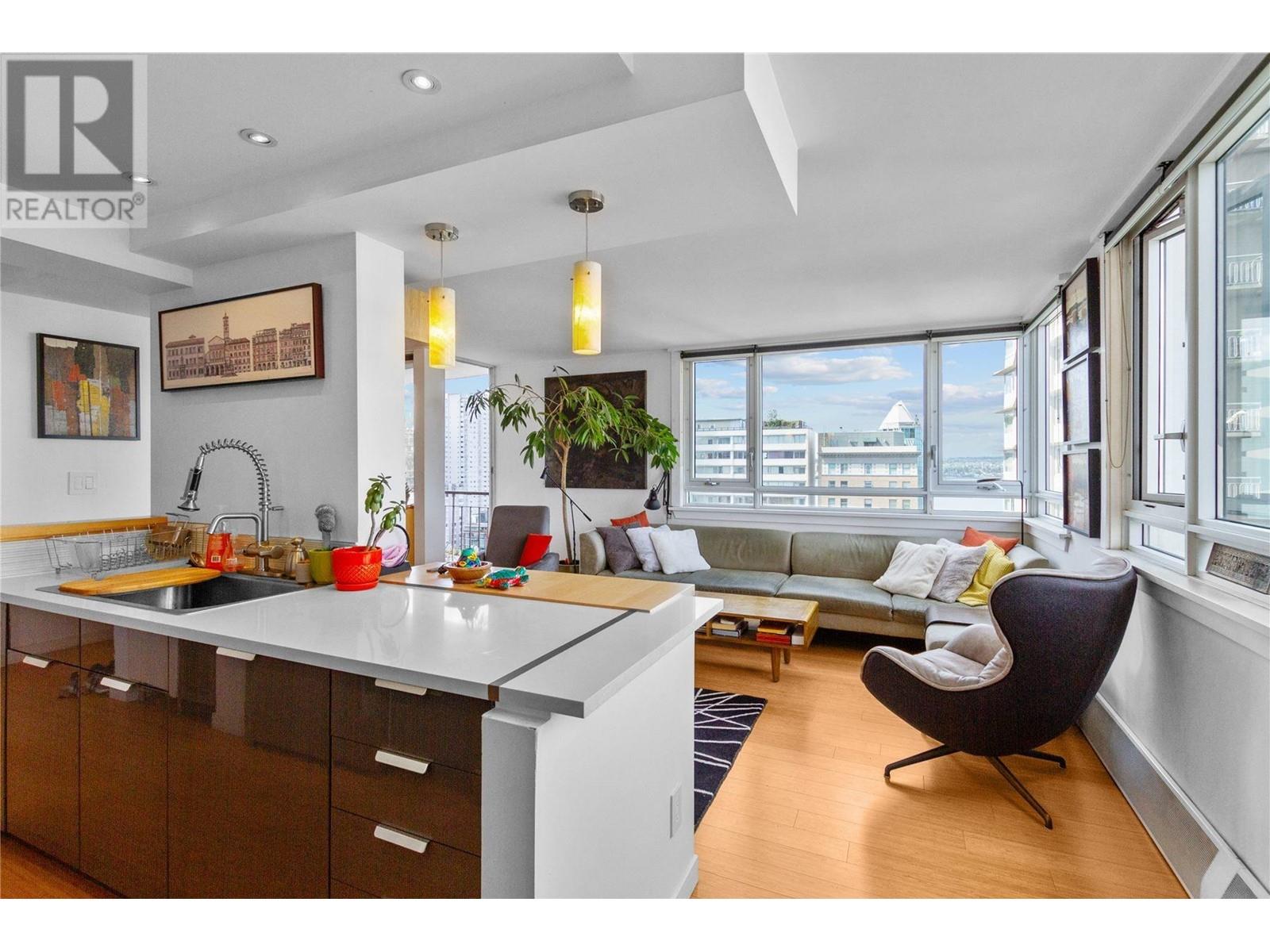 Listing Picture 13 of 37 : 1802-1850 COMOX STREET, Vancouver / 溫哥華 - 魯藝地產 Yvonne Lu Group - MLS Medallion Club Member