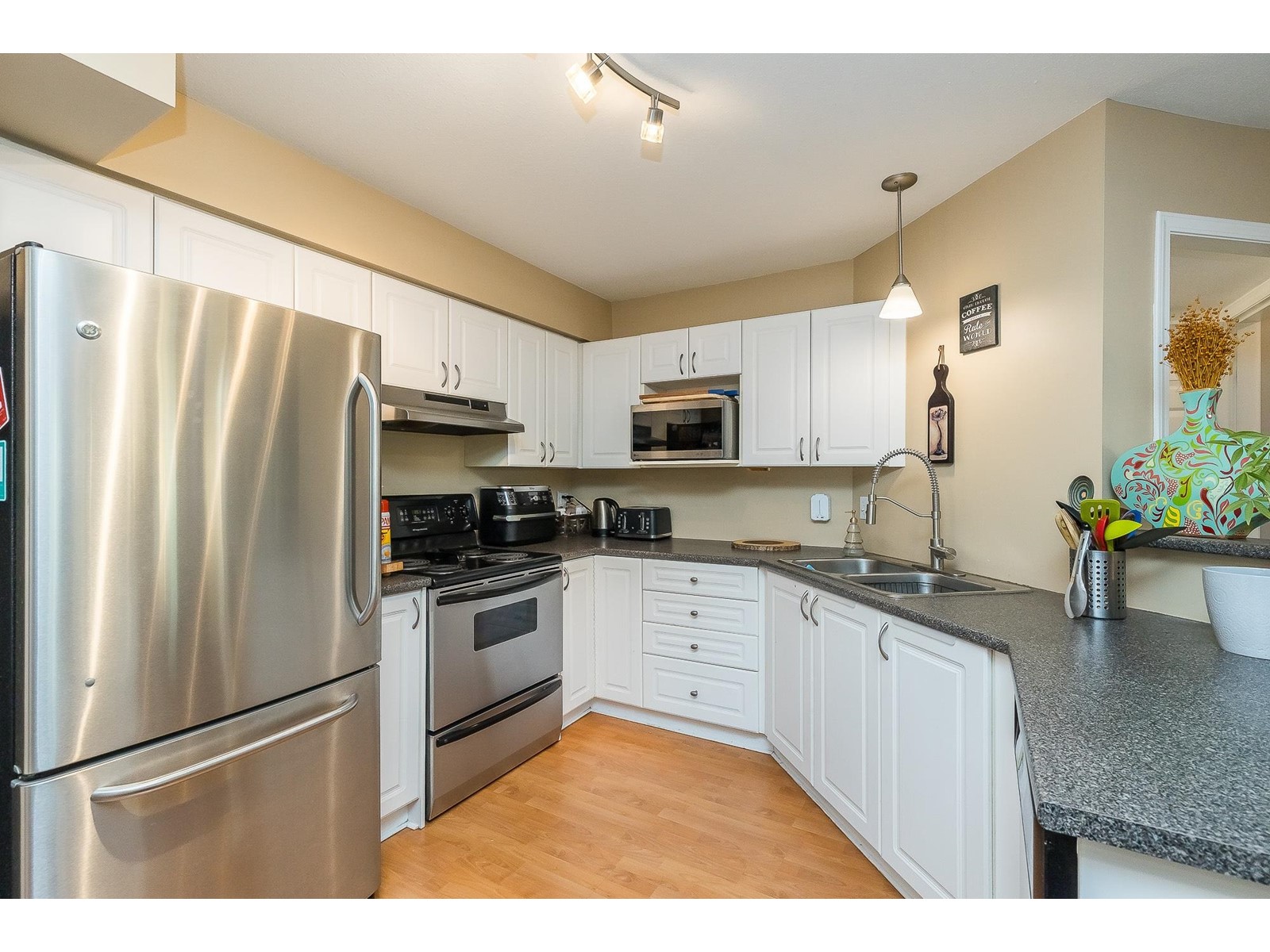 211 33599 2nd Avenue, Mission, British Columbia  V2V 6J3 - Photo 3 - R2955415