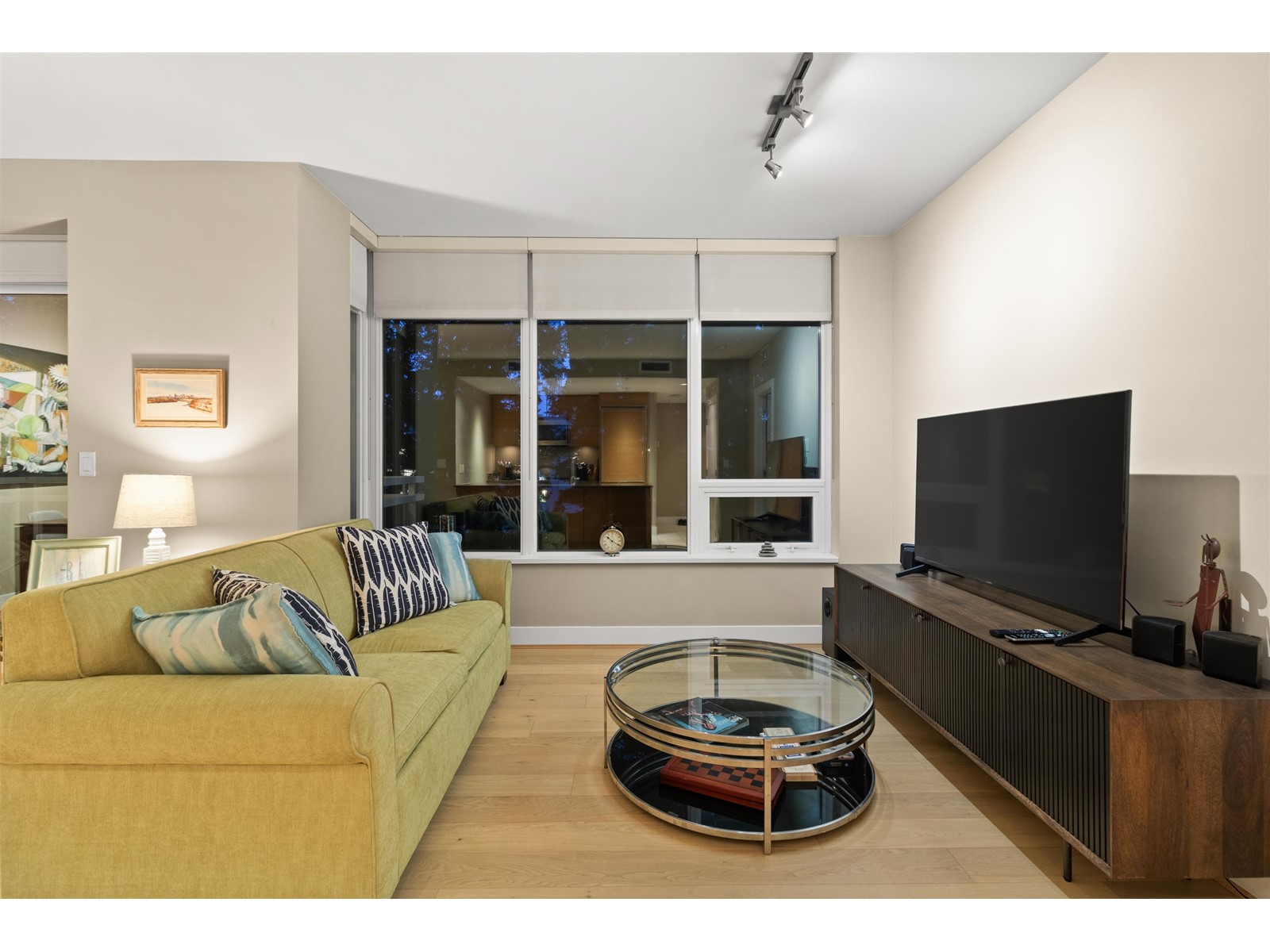 Property at 403 15152 RUSSELL AVENUE image 3