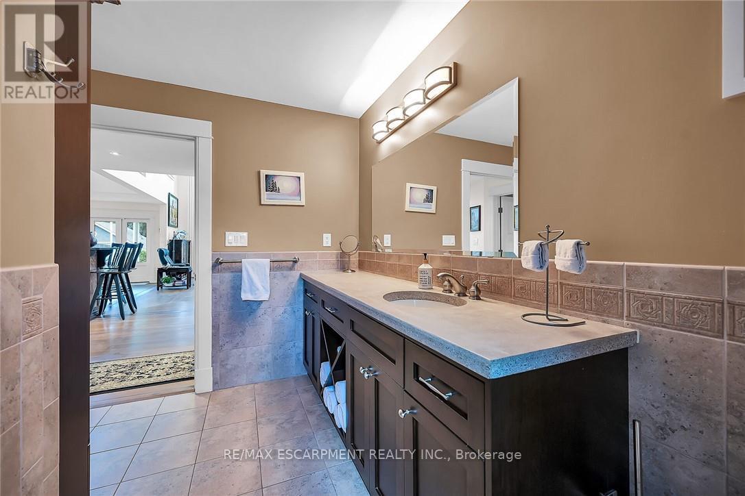 285 Hamilton Drive, Hamilton, Ontario  L9G 2A9 - Photo 26 - X12135478