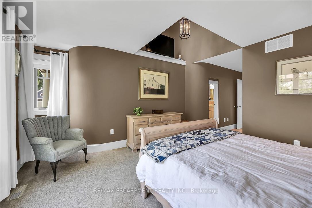 285 Hamilton Drive, Hamilton, Ontario  L9G 2A9 - Photo 21 - X12135478