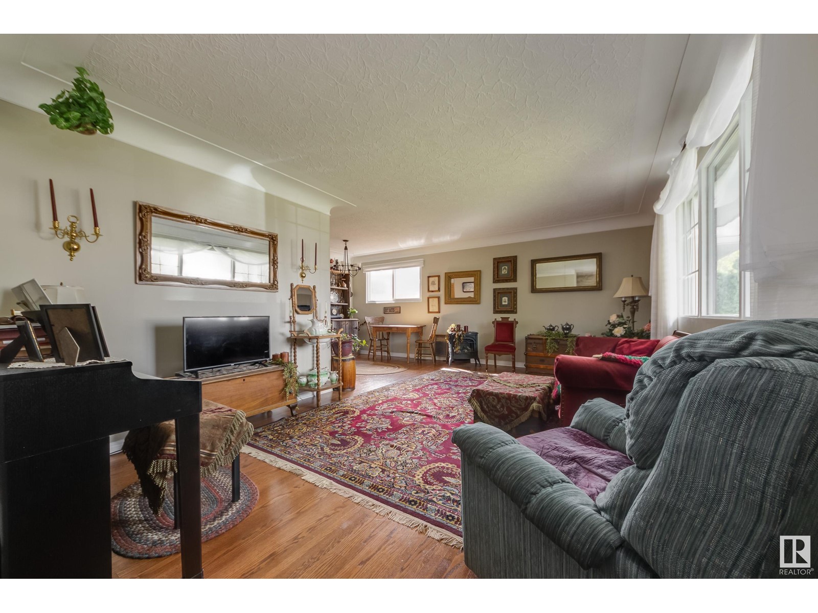 Property at 9715 76 ST NW image 2