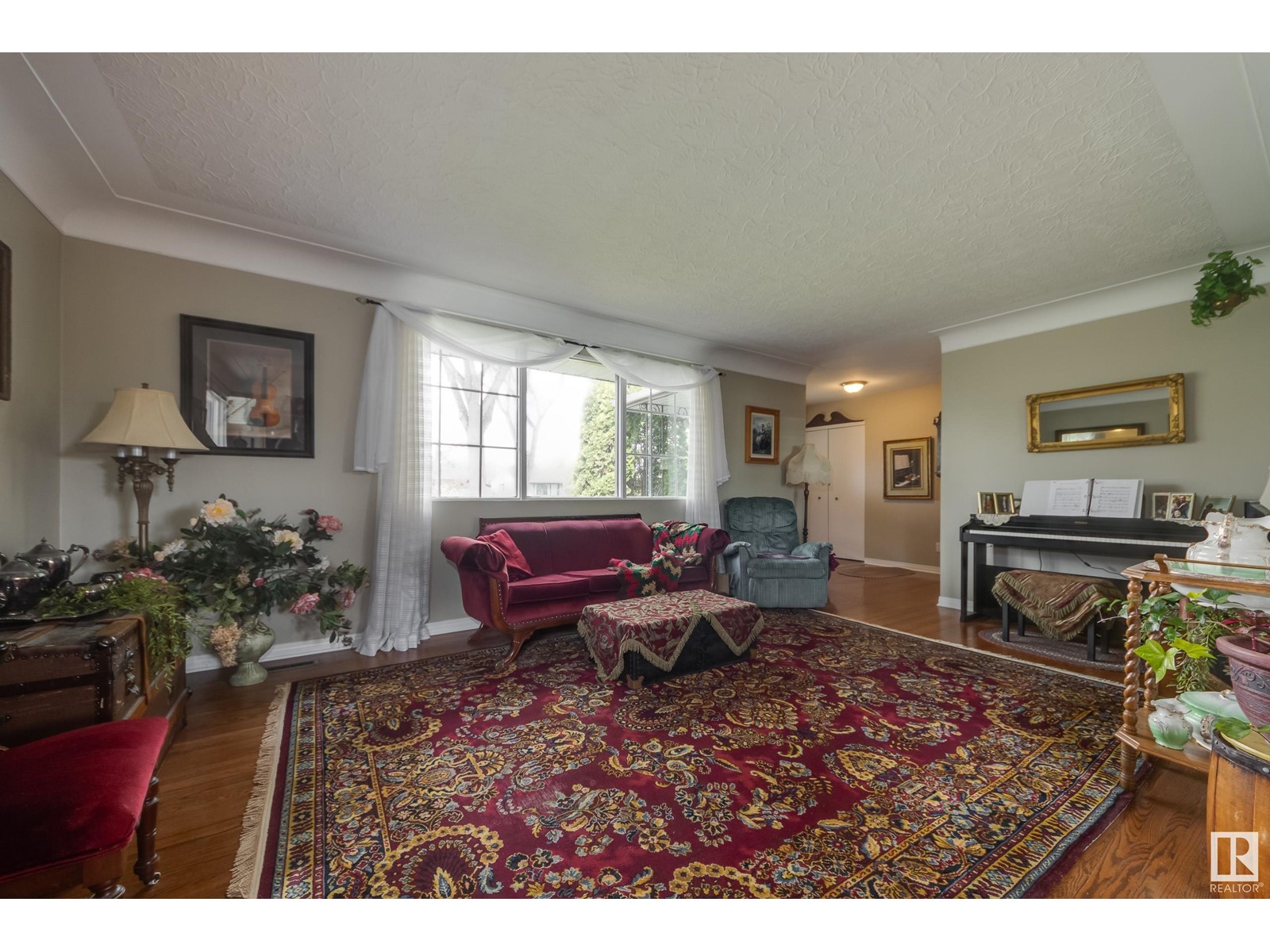 Property at 9715 76 ST NW image 4