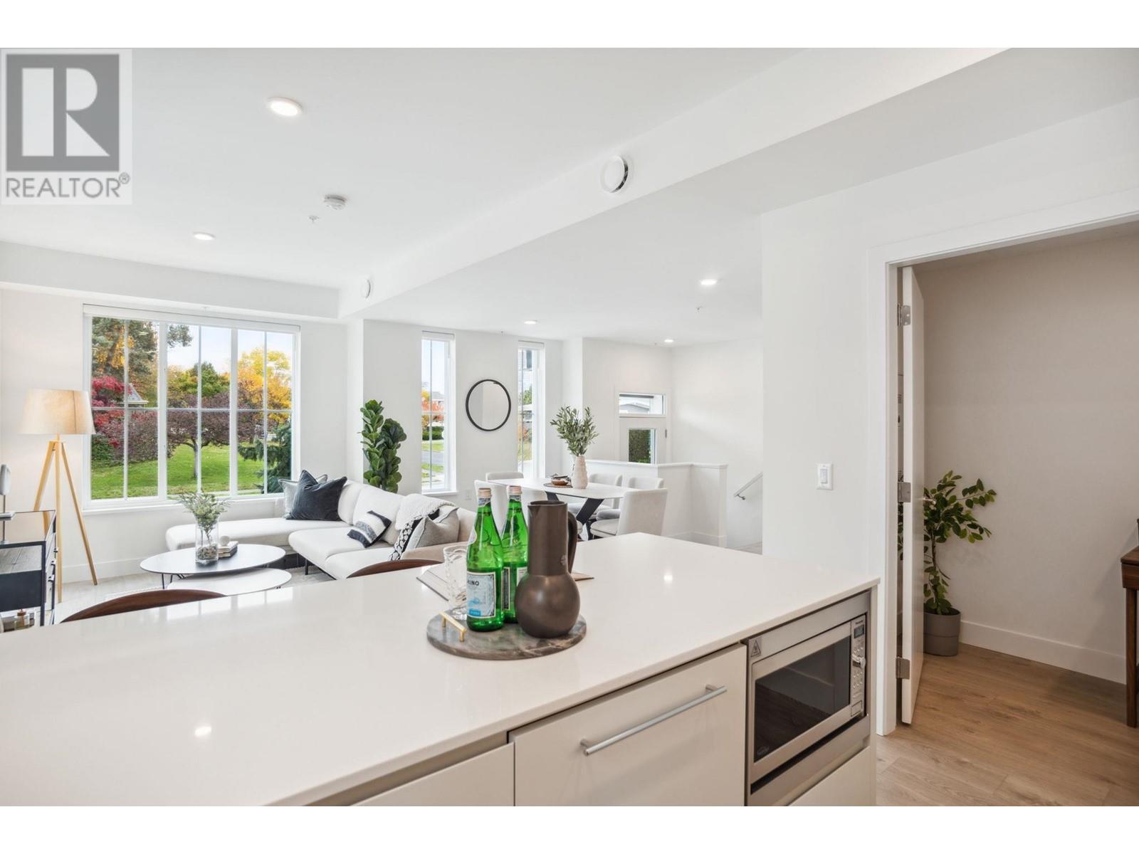 Listing Picture 13 of 26 : 908 W 49TH AVENUE, Vancouver / 溫哥華 - 魯藝地產 Yvonne Lu Group - MLS Medallion Club Member