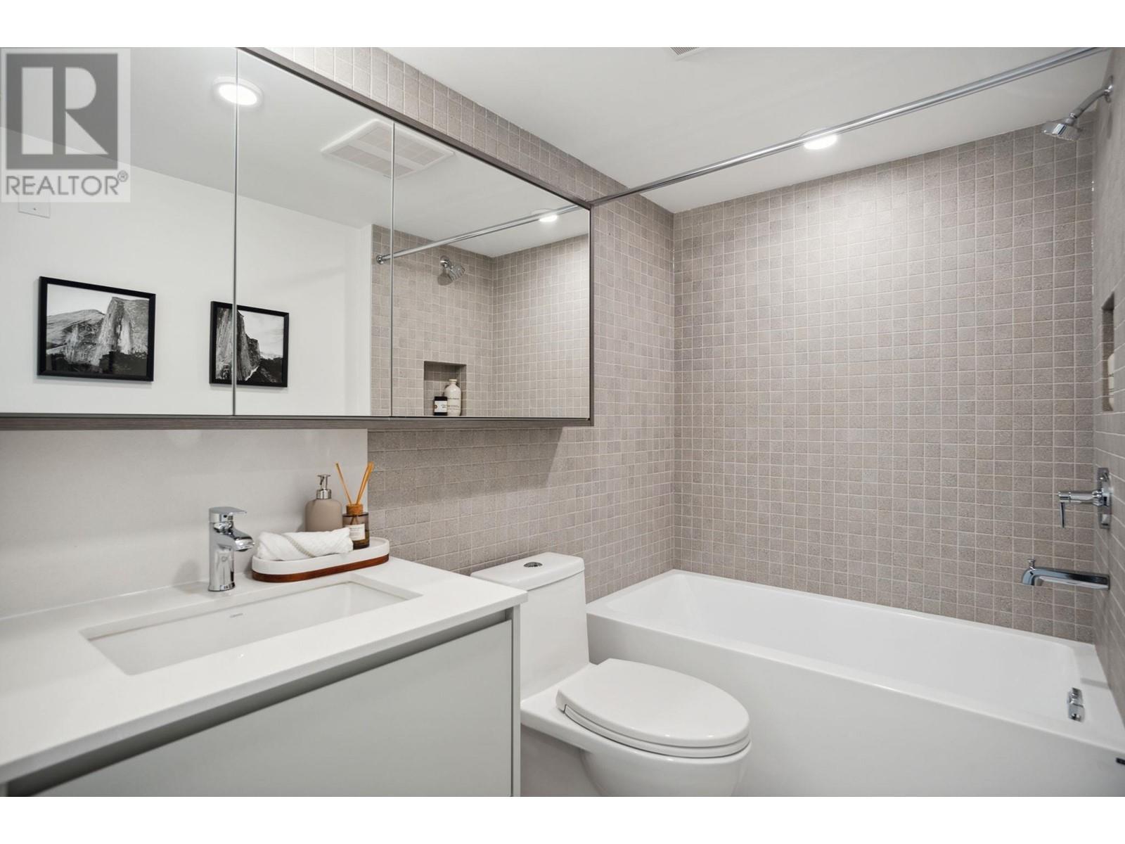 Listing Picture 20 of 26 : 908 W 49TH AVENUE, Vancouver / 溫哥華 - 魯藝地產 Yvonne Lu Group - MLS Medallion Club Member