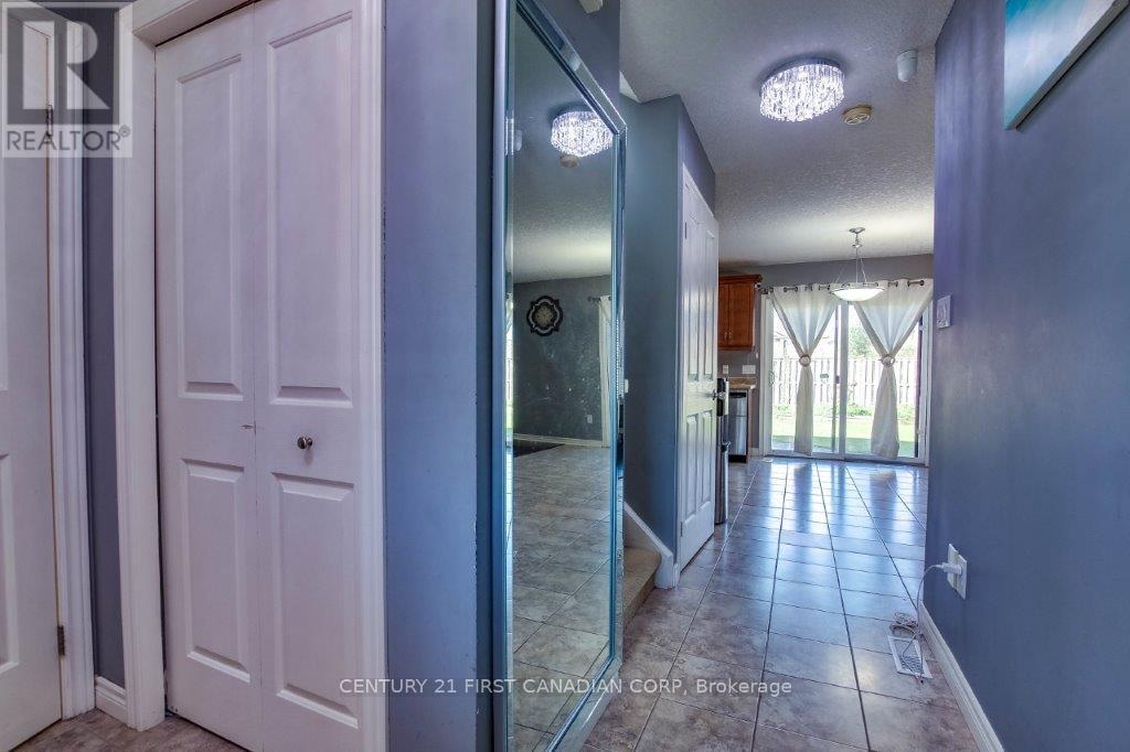 1678 Blackmaple Crescent, London East, Ontario  N5Y 6L6 - Photo 2 - X12141447