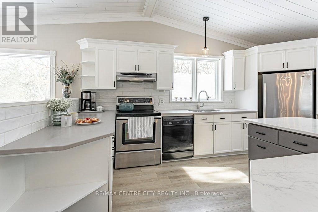 10161 Andrea Street, Lambton Shores, Ontario  N0M 2L0 - Photo 19 - X12141492