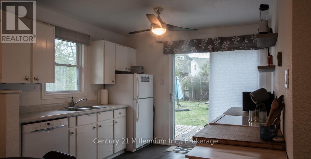 114 Chamonix Crescent, Blue Mountains, Ontario  L9Y 3Z2 - Photo 5 - X12141542