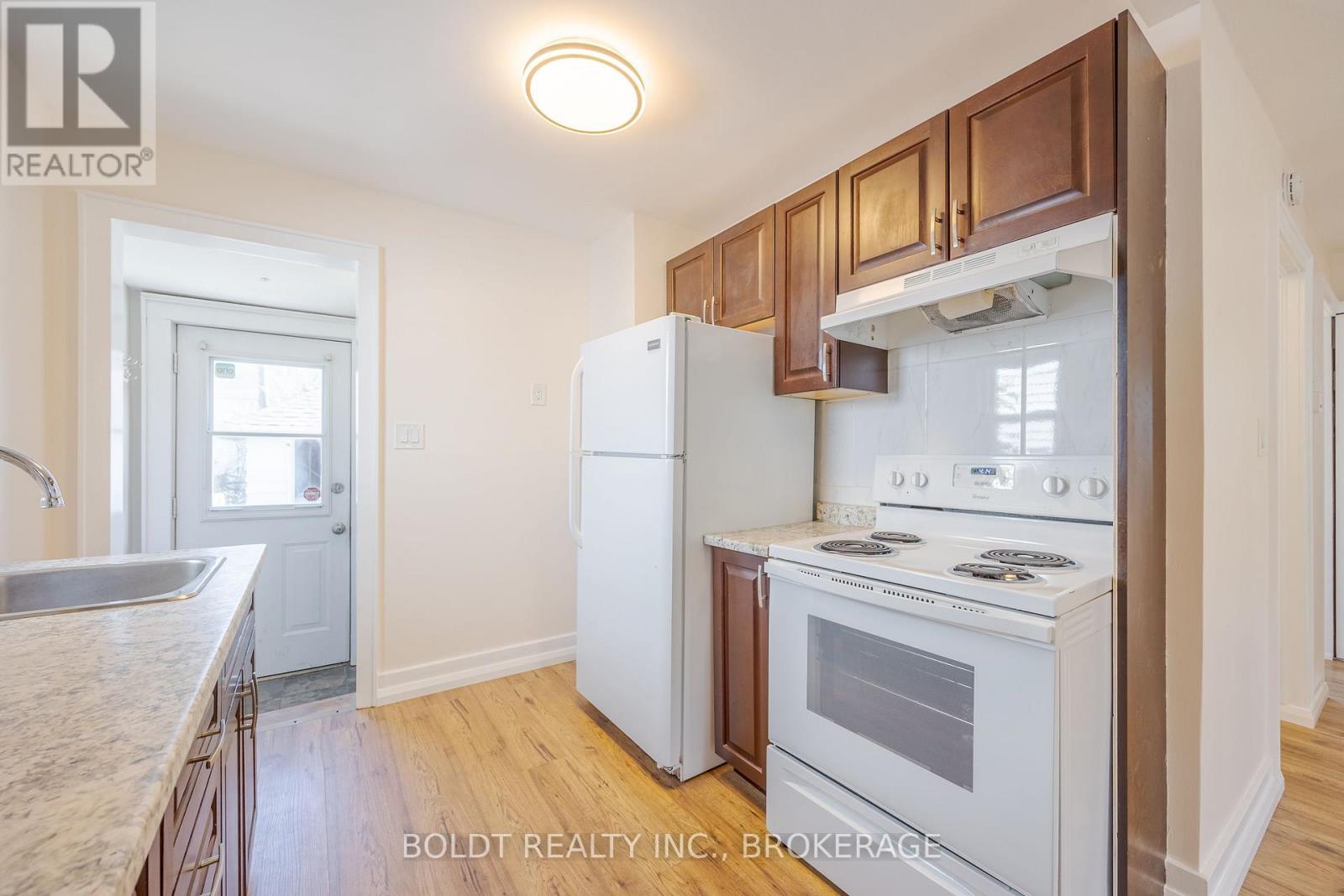 336 Carlton Street, St. Catharines, Ontario  L2N 1C4 - Photo 3 - X12141514