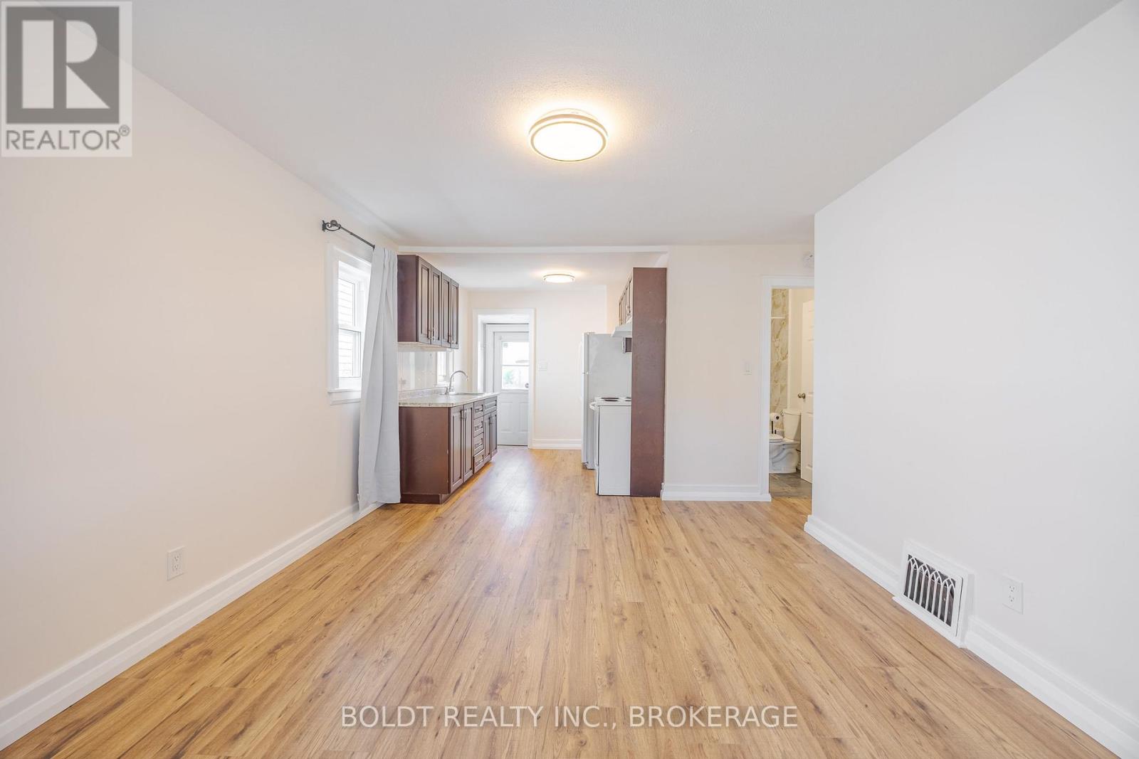 336 Carlton Street, St. Catharines, Ontario  L2N 1C4 - Photo 4 - X12141514
