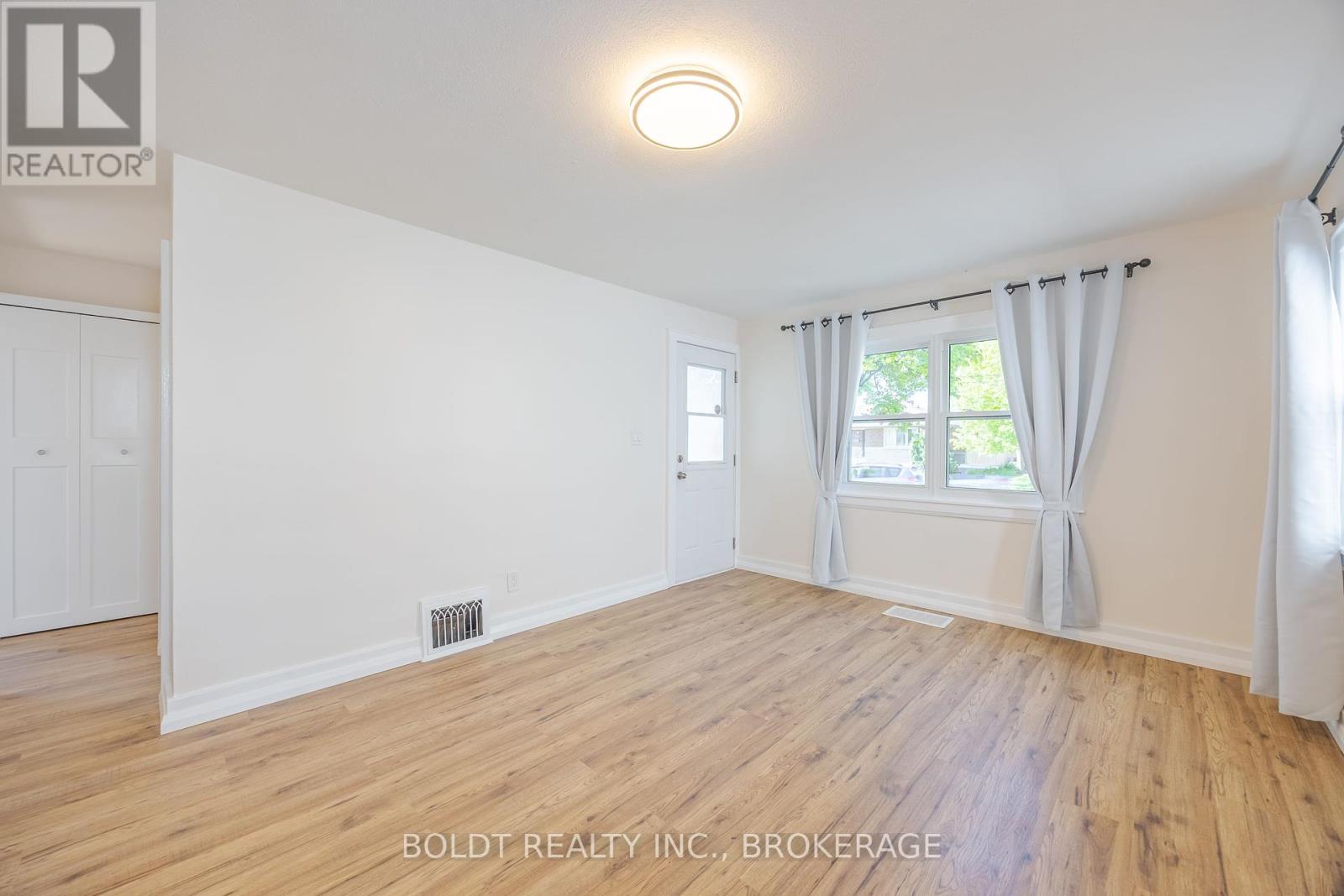 336 Carlton Street, St. Catharines, Ontario  L2N 1C4 - Photo 5 - X12141514