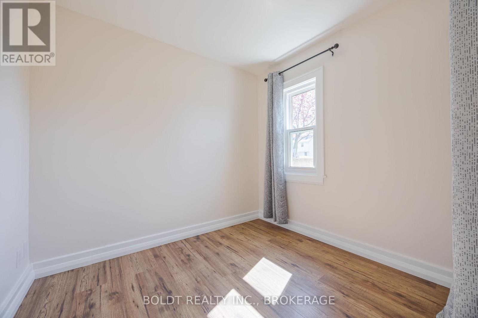 336 Carlton Street, St. Catharines, Ontario  L2N 1C4 - Photo 6 - X12141514