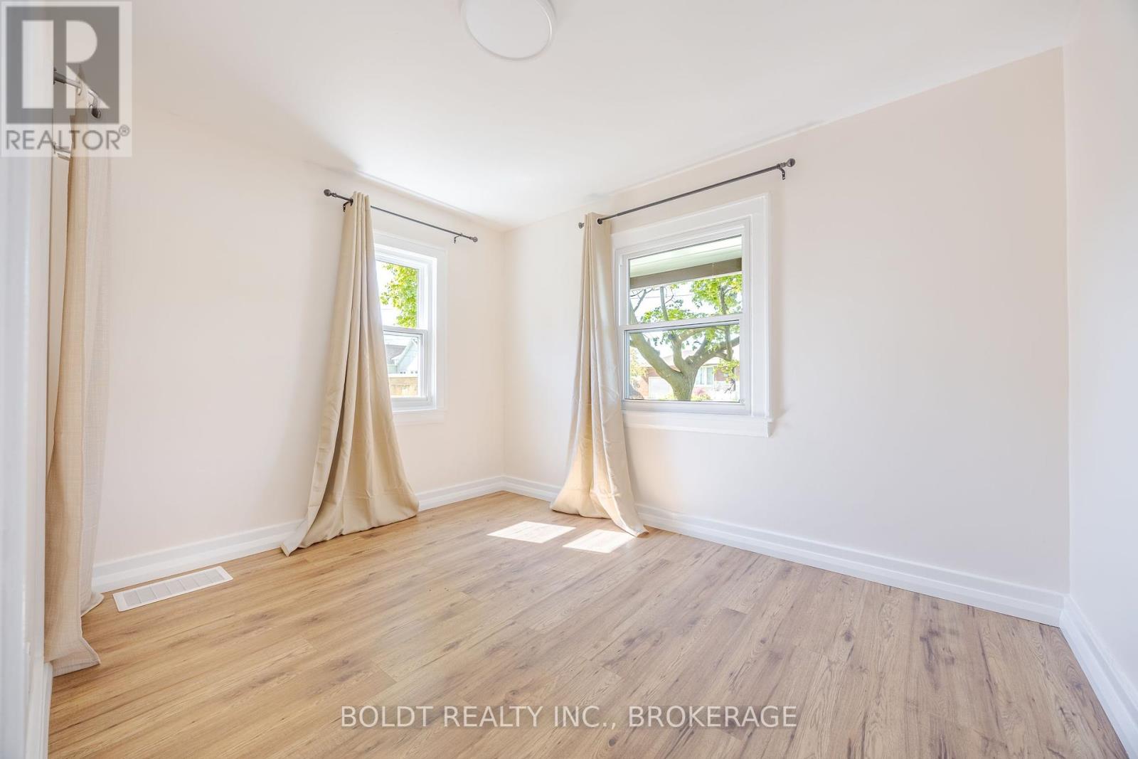 336 Carlton Street, St. Catharines, Ontario  L2N 1C4 - Photo 8 - X12141514