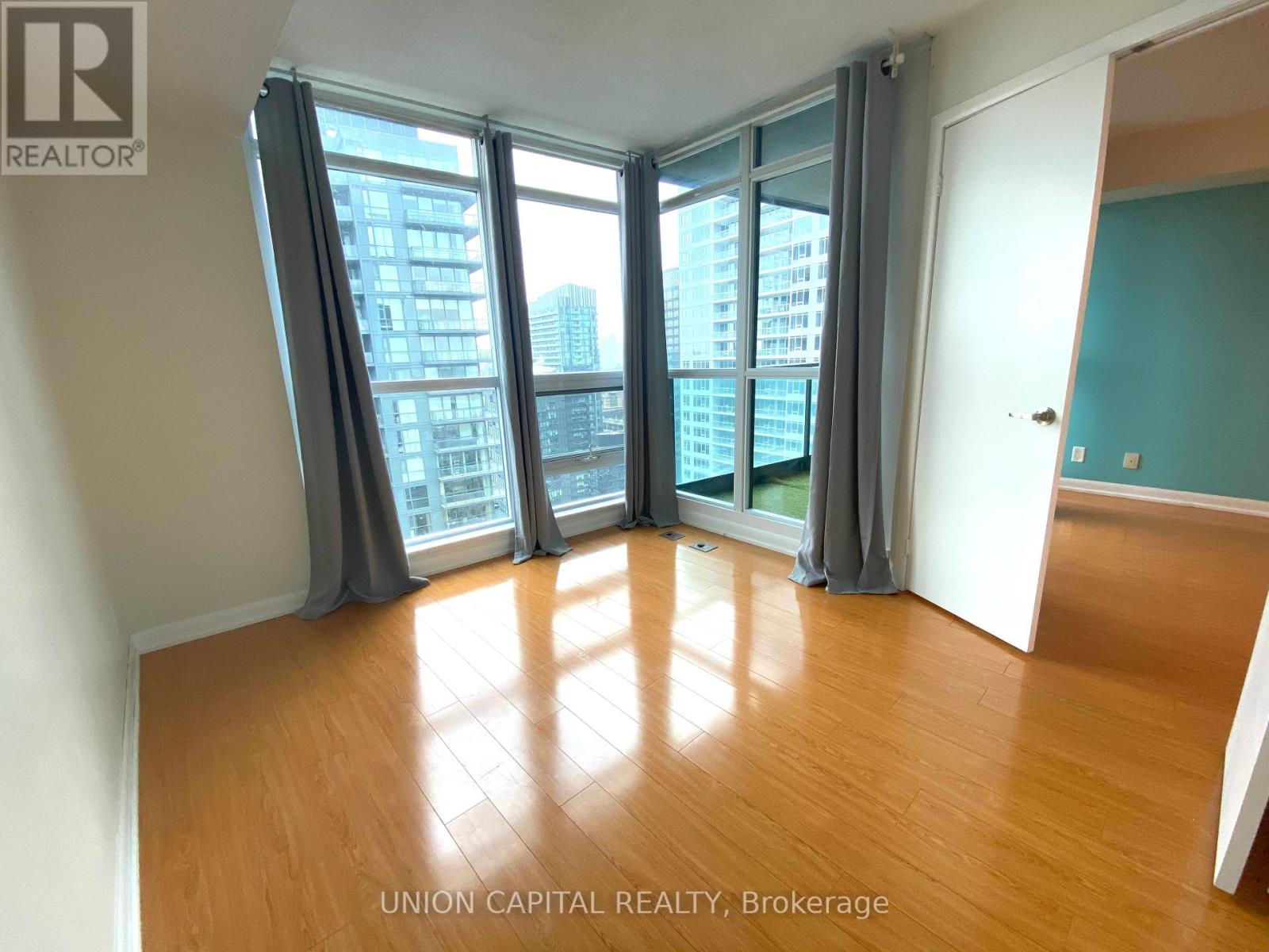 2611 - 600 Fleet Street, Toronto, Ontario  M5V 1B7 - Photo 8 - C12141355