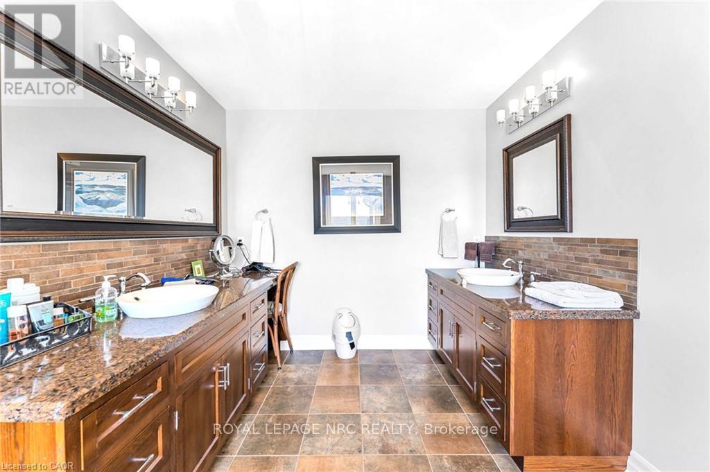 915 Queenston Road S, Niagara-On-The-Lake, Ontario  L0S 1J0 - Photo 32 - X12051267