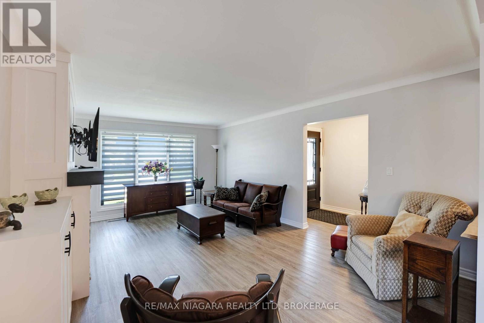 6018 Cabot Drive, Niagara Falls (Cherrywood), Ontario  L2E 5E5 - Photo 5 - X12141603