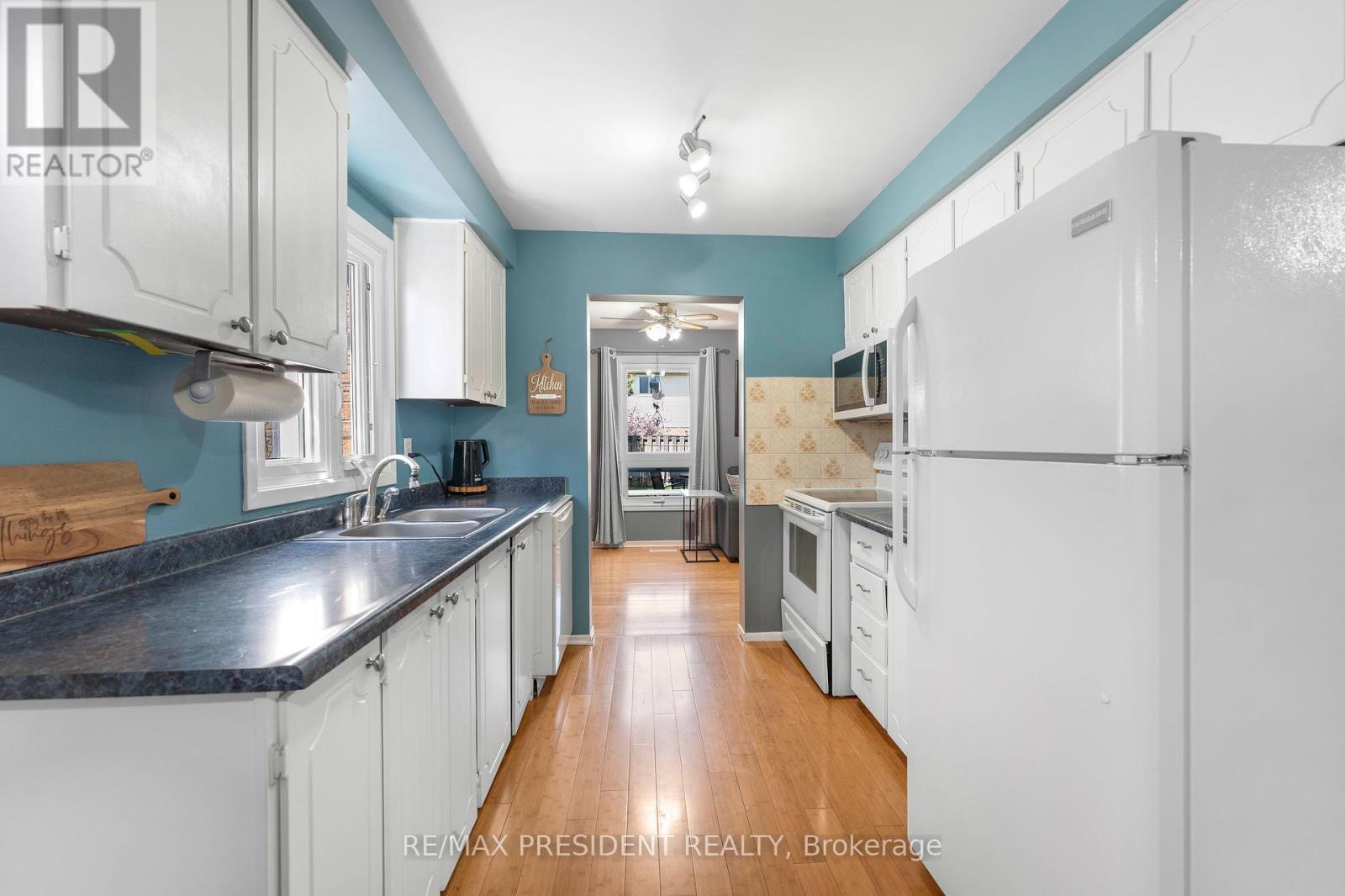 12 Summertime Court, Brampton (Heart Lake), Ontario  L6Z 2B4 - Photo 11 - W12141432