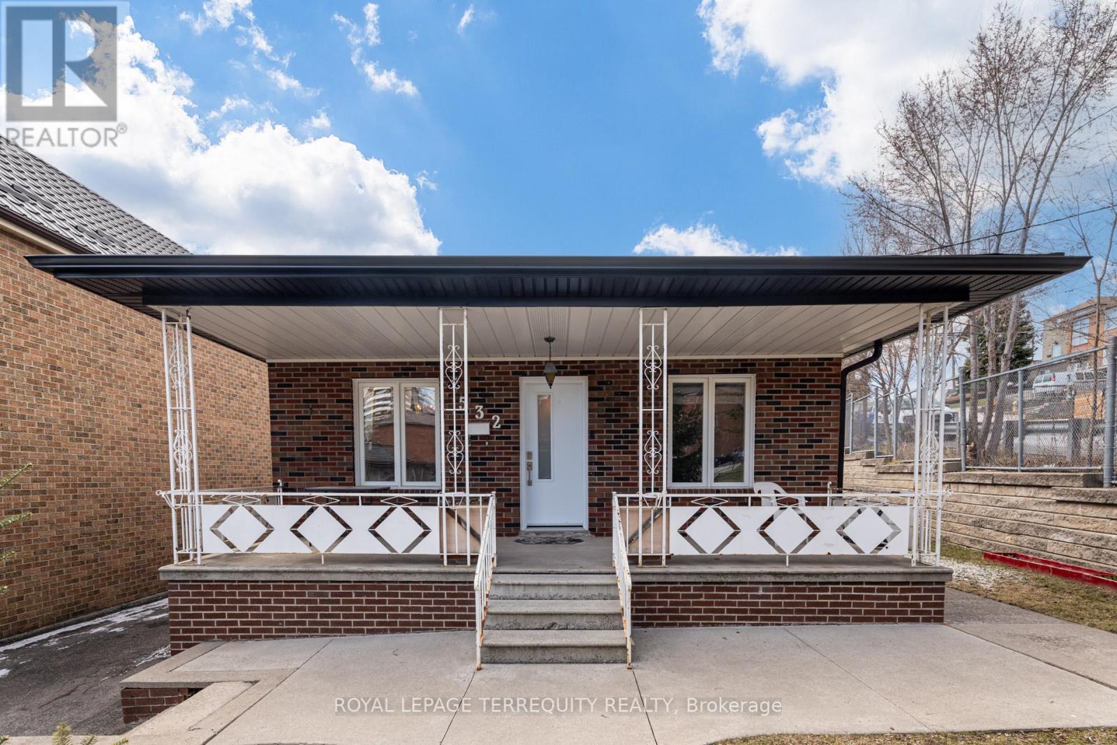 532 Silverthorn Avenue, Toronto (Keelesdale-Eglinton West), Ontario  M6M 3H7 - Photo 3 - W12141440