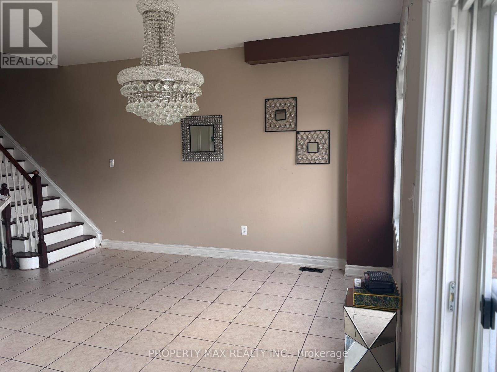 16 Saint Grace Court, Brampton, Ontario  L6P 3B8 - Photo 8 - W12141528