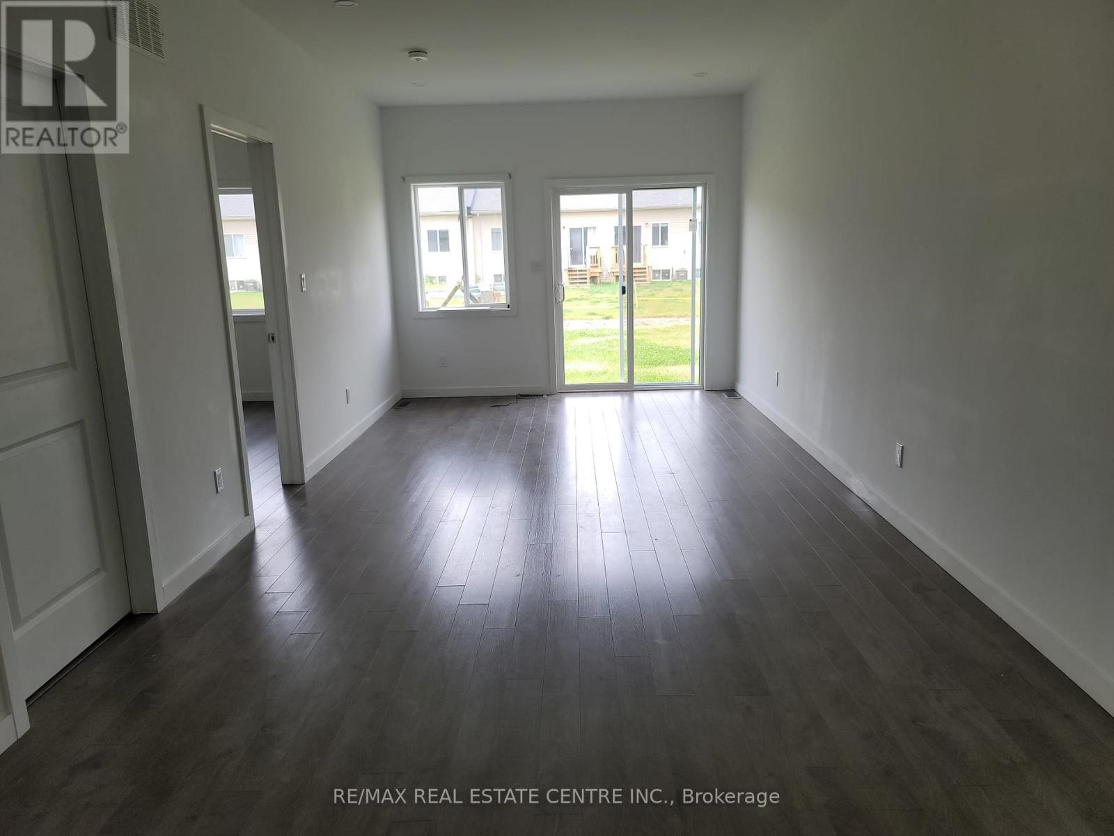 356 Alberta Street, Welland, Ontario  L3B 2W3 - Photo 3 - X12141422