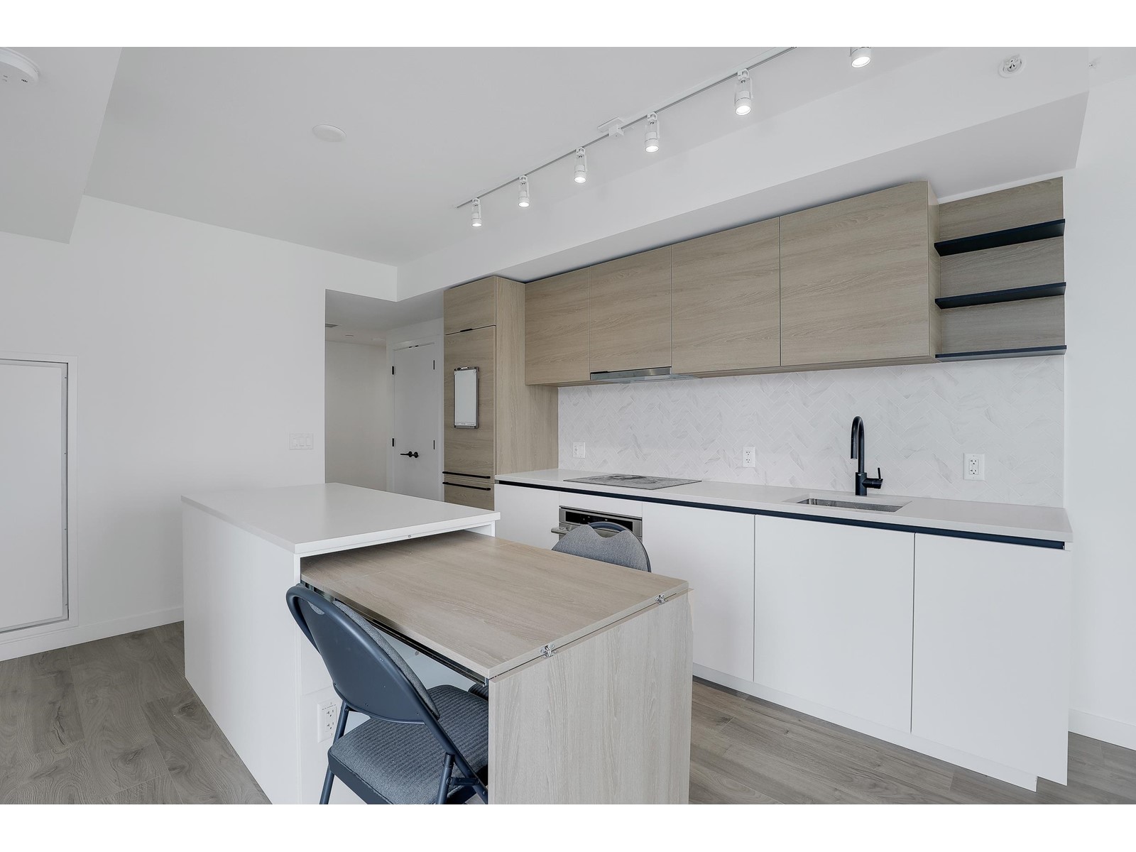 808 10448 University Drive, Surrey, British Columbia  V3T 0S7 - Photo 6 - R3001231