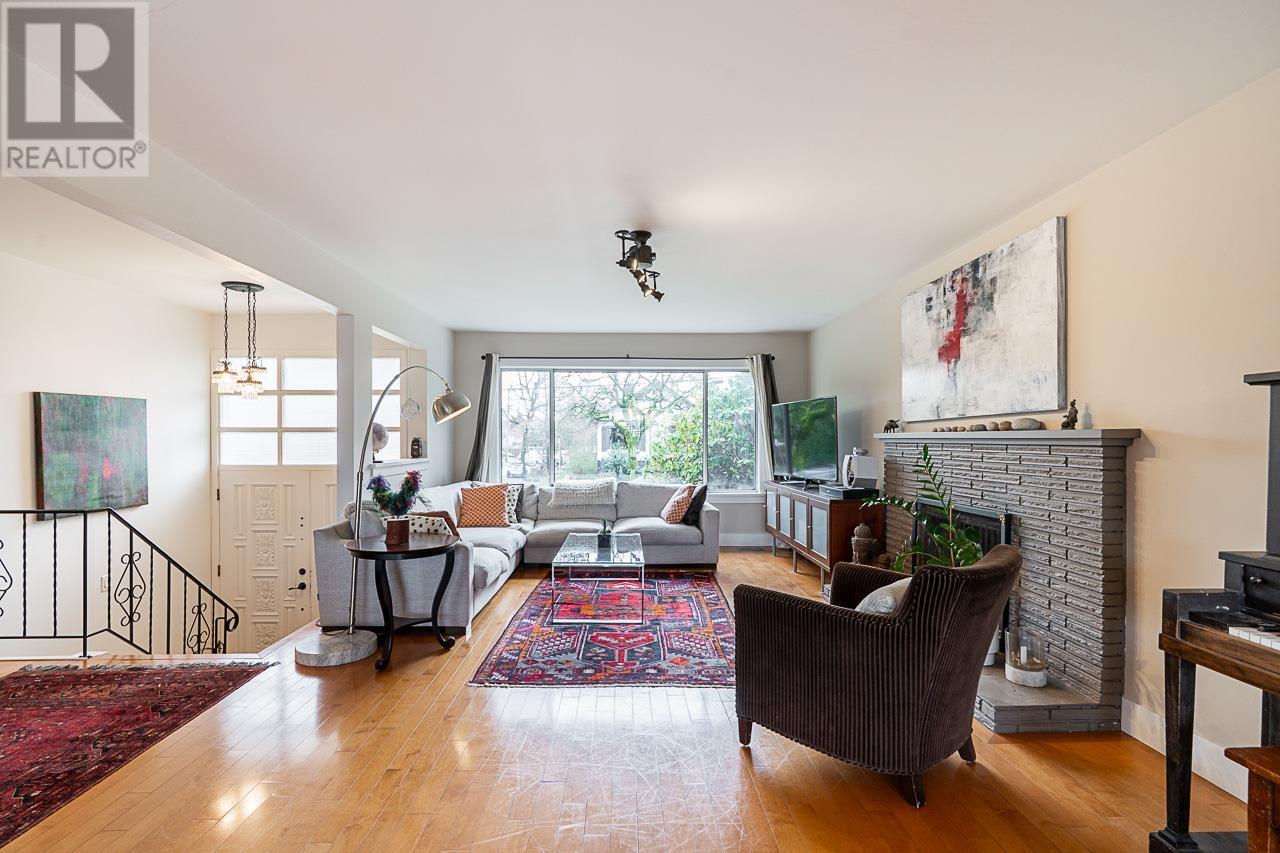 Listing Picture 4 of 39 : 1 1631 E 22ND AVENUE, Vancouver / 溫哥華 - 魯藝地產 Yvonne Lu Group - MLS Medallion Club Member