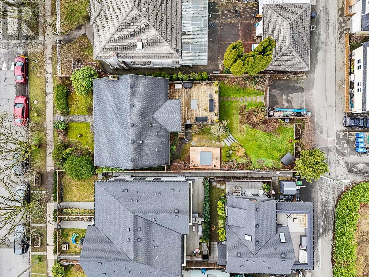 Listing Picture 32 of 39 : 1 1631 E 22ND AVENUE, Vancouver / 溫哥華 - 魯藝地產 Yvonne Lu Group - MLS Medallion Club Member