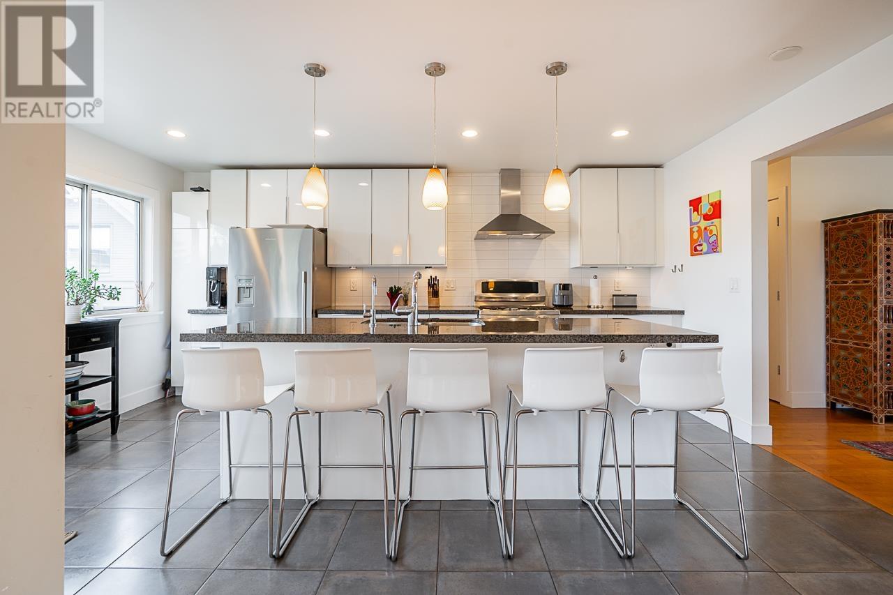 Listing Picture 2 of 39 : 1 1631 E 22ND AVENUE, Vancouver / 溫哥華 - 魯藝地產 Yvonne Lu Group - MLS Medallion Club Member