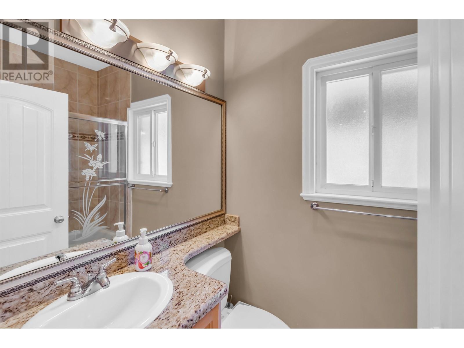 Listing Picture 7 of 39 : 4465 CAMBRIDGE STREET, Burnaby / 本拿比 - 魯藝地產 Yvonne Lu Group - MLS Medallion Club Member